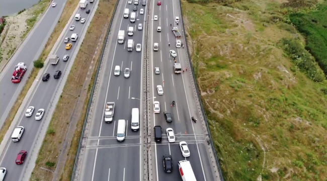 Bahçeşehir Tem otoyolunda araç takla attı trafik kilitlendi Asayiş