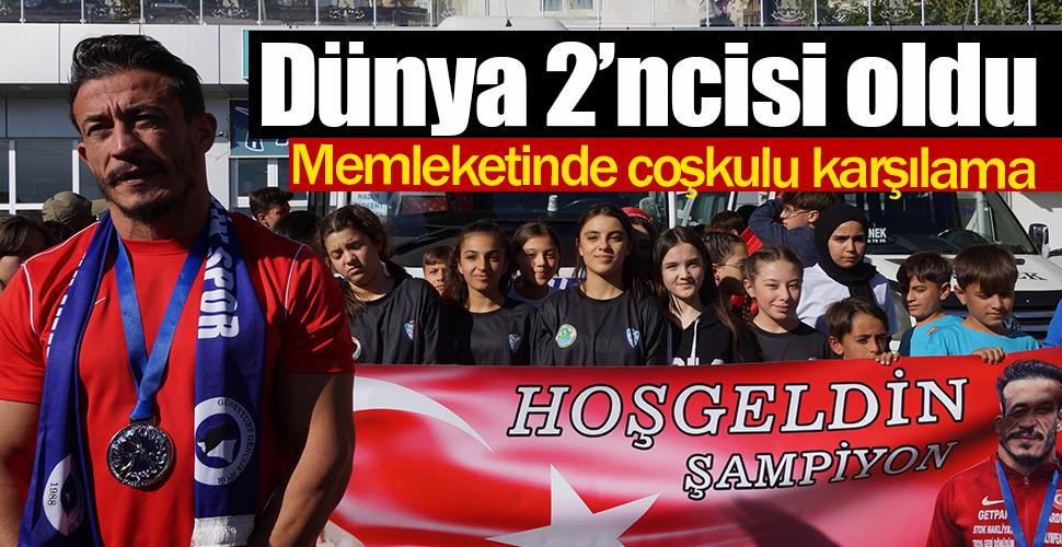 Dünya ikincisi güreşçiye memleketi Karaman'da coşkulu karşılama